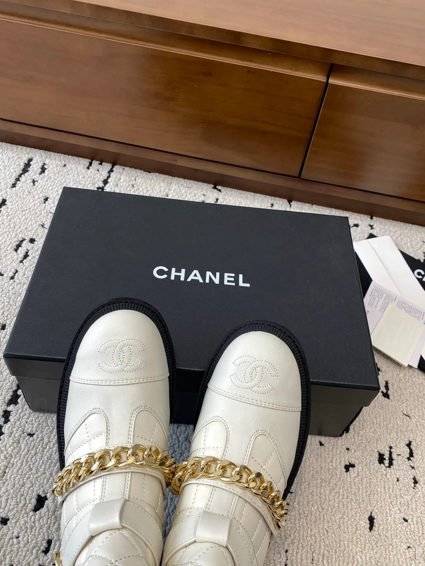 👟👟Ex-factory price 700👟👟 High version🍀 CHANEL 2025s autumn and winter series short boots, made of imported cowhide, with an additional height of 5cm to show leg length. Chanel's classic rhombus is used on the boot shaft, which Xiao Meimei particularly likes. This is Chanel's most popular style this autumn and winter. In addition, the entire boot shaft is equipped with a classic chain and school bag buckle. It is made of full-grain cowhide and uses a rear zipper. It is easy to put on the foot and super comfortable. It is a must-have for this autumn and winter. 🔴 Upper material: imported cowhide leather with anti-rust metal chain ❤︎ Consistently authentic ❤︎ Outsole: original Italian anti-slip rubber outsole Number of yards: 35-40 (40 is custom-made, non-refundable and non-exchangeable) Buy now 👉 Buy now 👉 Buy now 👉 Buy now 👉 Buy now 👉 Buy now 👉 Buy now 👉 Buy now 👉 Buy now 👉 Buy now 👉